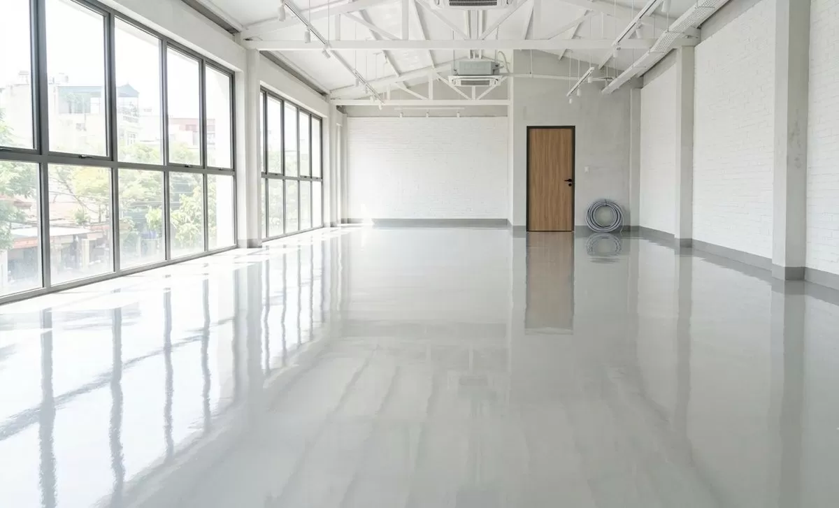 SƠN SÀN EPOXY CÓ TRƠN TRƯỢT KHÔNG? NGUYÊN NHÂN VÀ CÁCH CHỐNG TRƯỢT HIỆU QUẢ